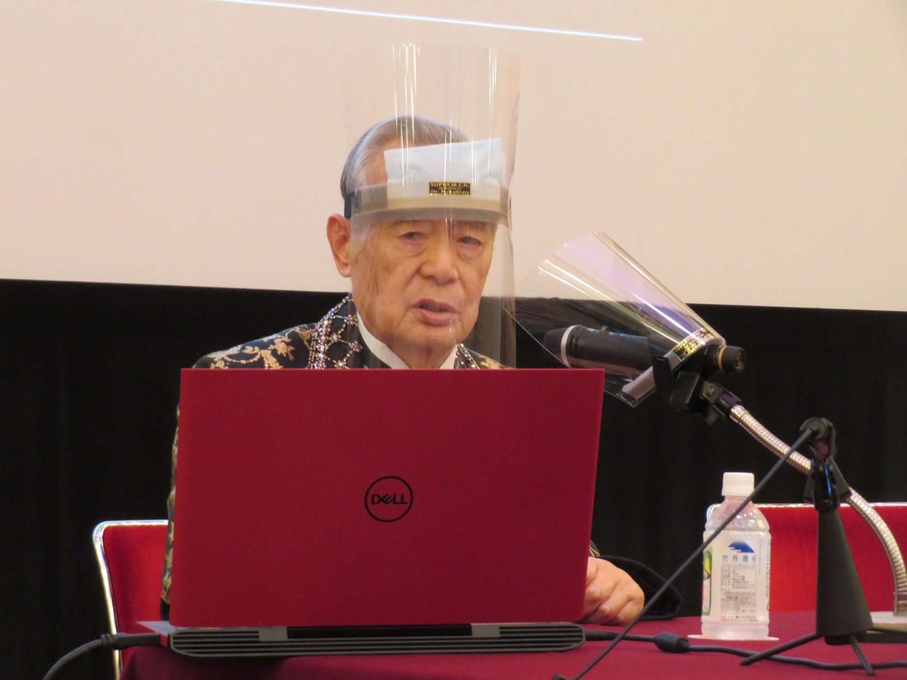 92歳大誕生会の席上で「ドクター中松　スーパーメン　SUPER　M．E．N」の新型の89型「ダブルプラス」を発表したドクター・中松氏（撮影・村上幸将）