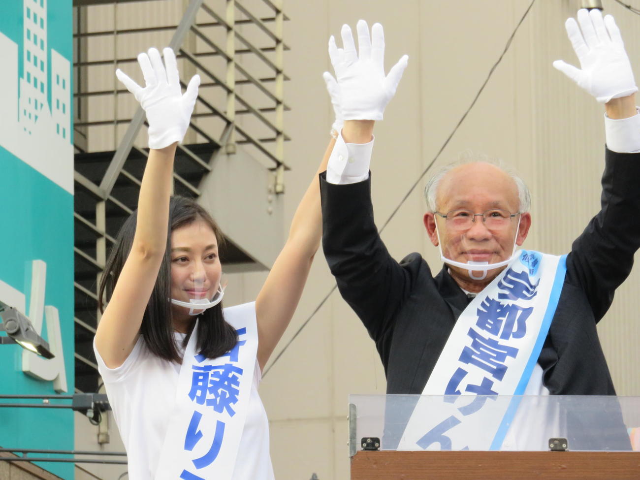 都知事選候補の宇都宮健児氏と赤羽駅東口で手を振る斉藤りえ氏