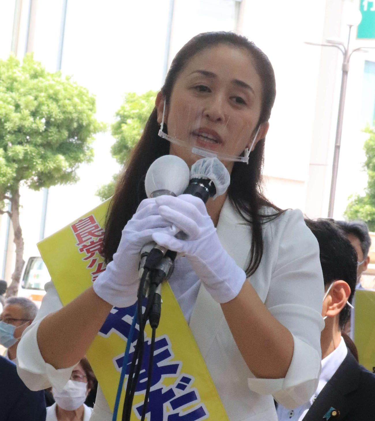 北区王子駅前で、都議補選に向けた第一声をあげた山田加奈子氏（撮影・小早川宗一郎）