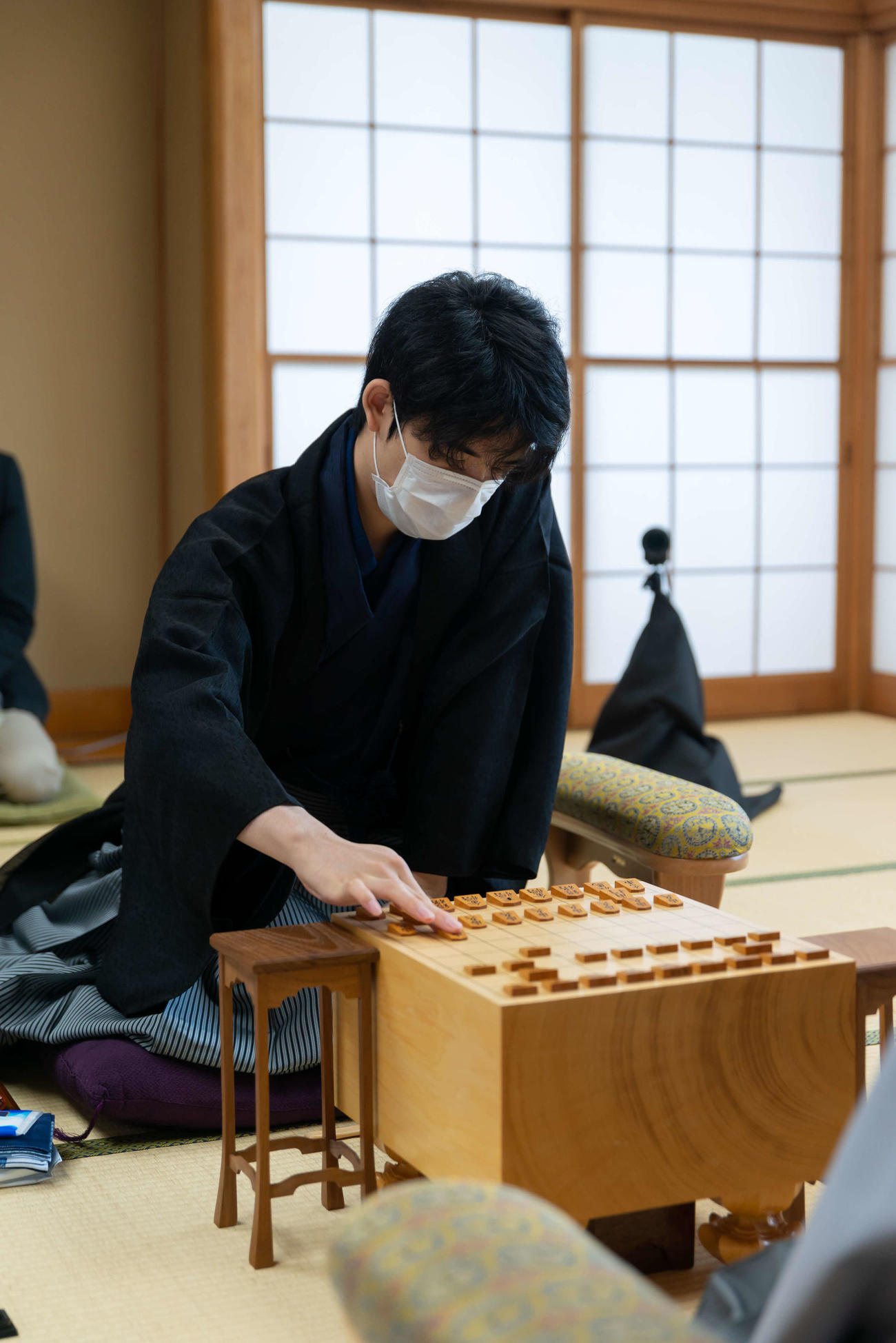 タイトル戦では初めてとなる和服姿で登場した藤井聡太七段（日本将棋連盟提供）