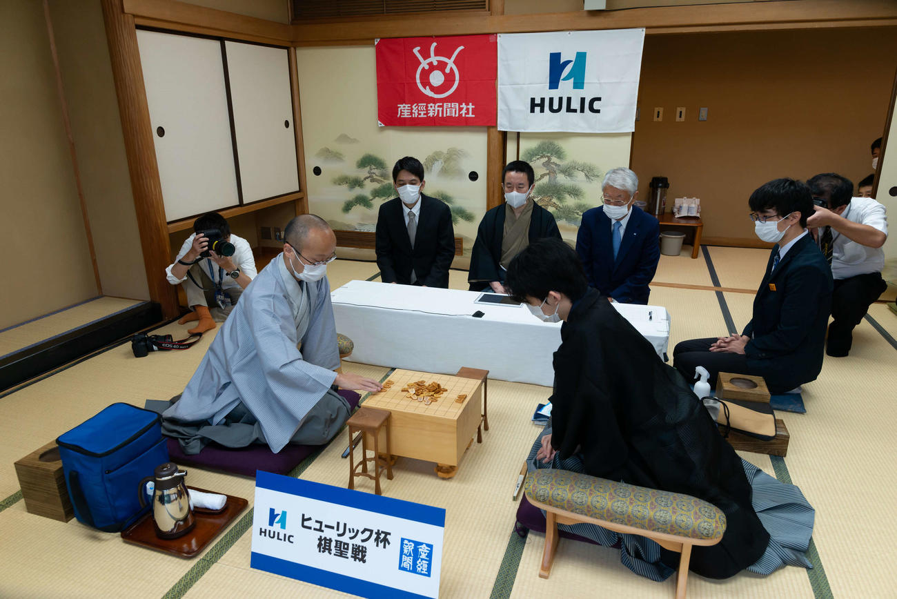 第91期ヒューリック杯棋聖戦5番勝負第2局に臨んだ渡辺明棋聖（左）、藤井聡太七段（日本将棋連盟提供）