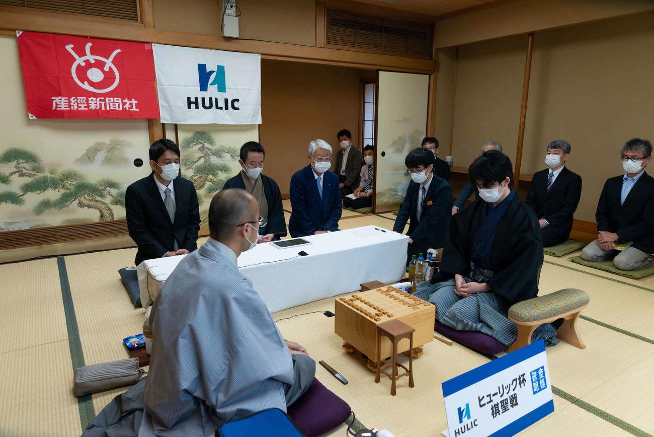 第91期ヒューリック杯棋聖戦5番勝負第2局に臨んだ渡辺明棋聖（左）と藤井聡太七段（日本将棋連盟提供）