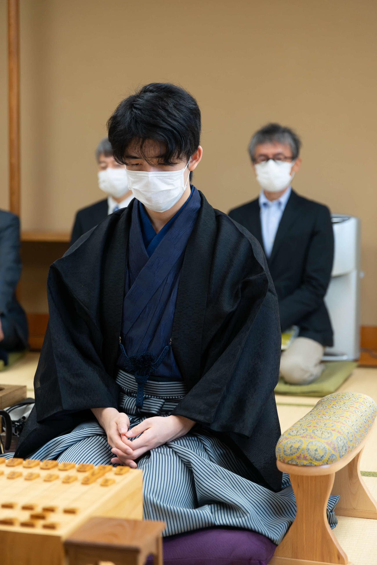 タイトル戦では初めてとなる和服姿で入室した藤井聡太七段（日本将棋連盟提供）
