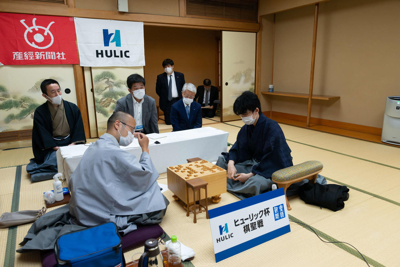 感想戦を行う渡辺明棋聖（左）と藤井聡太七段（日本将棋連盟提供）