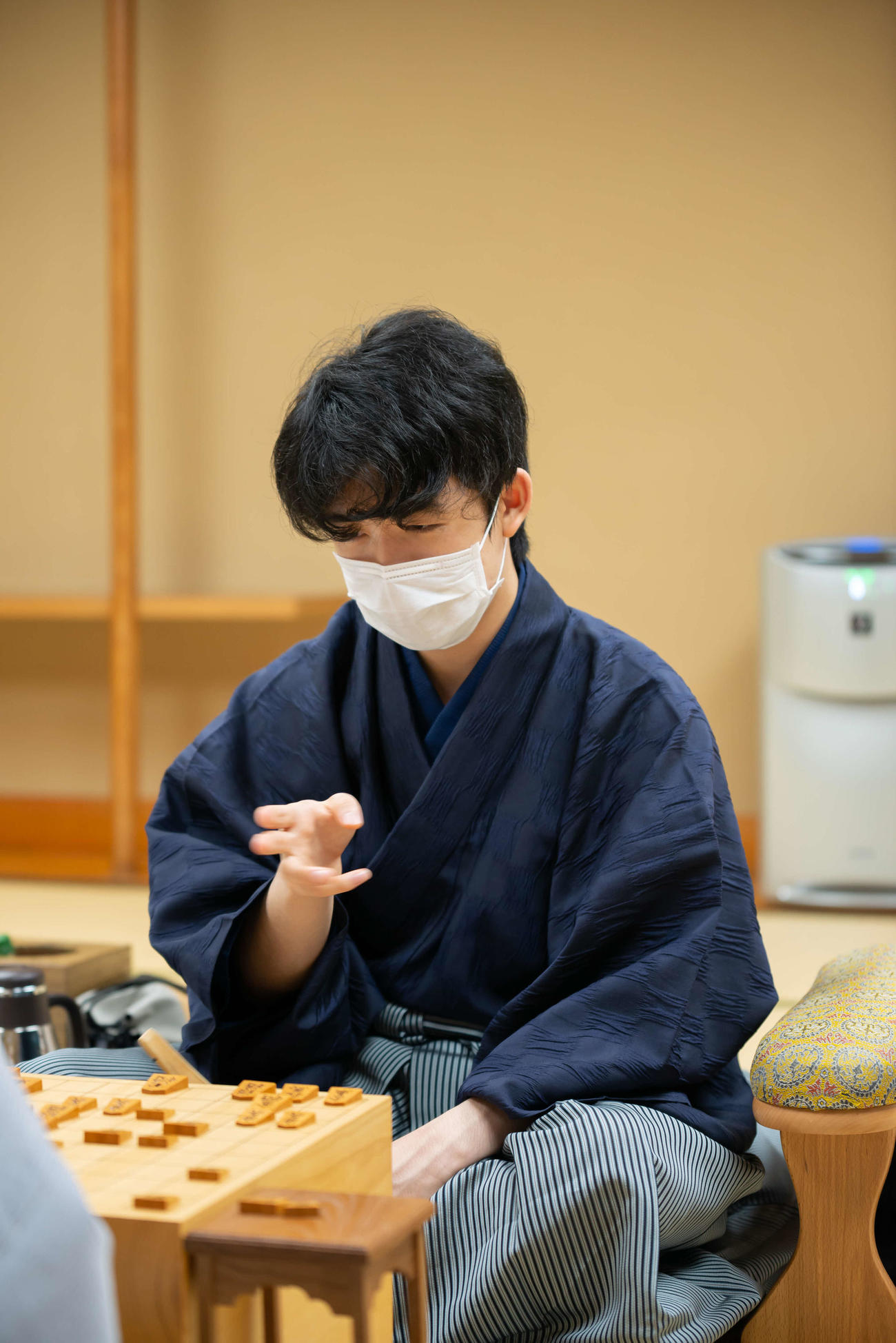 感想戦を行う藤井聡太七段（日本将棋連盟提供）