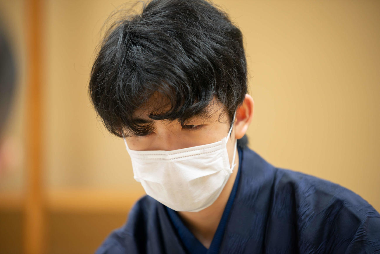 感想戦を行う藤井聡太七段（日本将棋連盟提供）