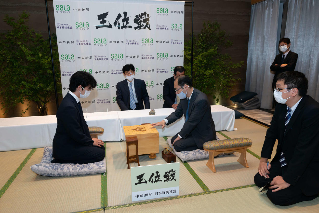 対局会場となる「ホテルアークリッシュ豊橋」の対局場で検分する藤井聡太七段（左）、木村一基王位（日本将棋連盟提供）
