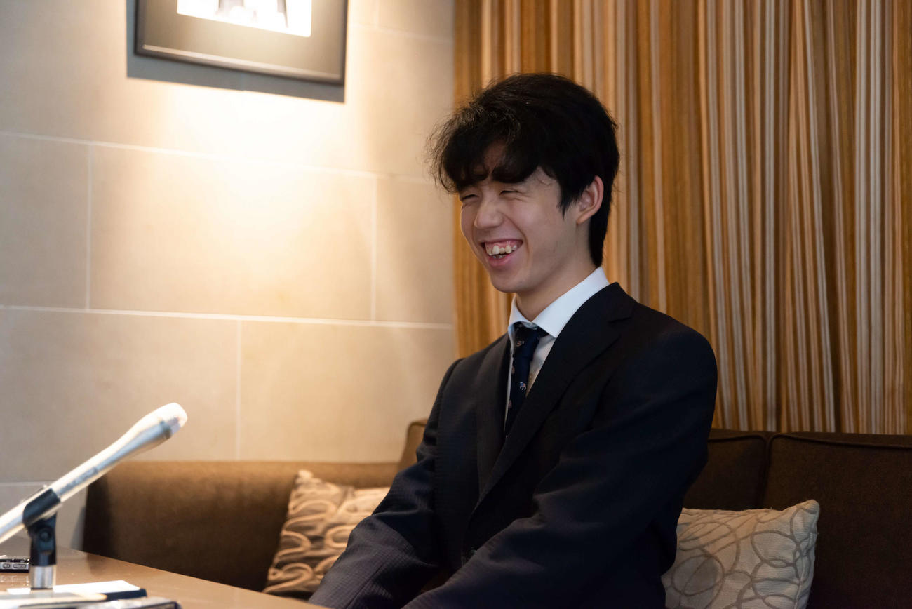 対局場の検分後、インタビューに応じる藤井聡太七段（日本将棋連盟提供）