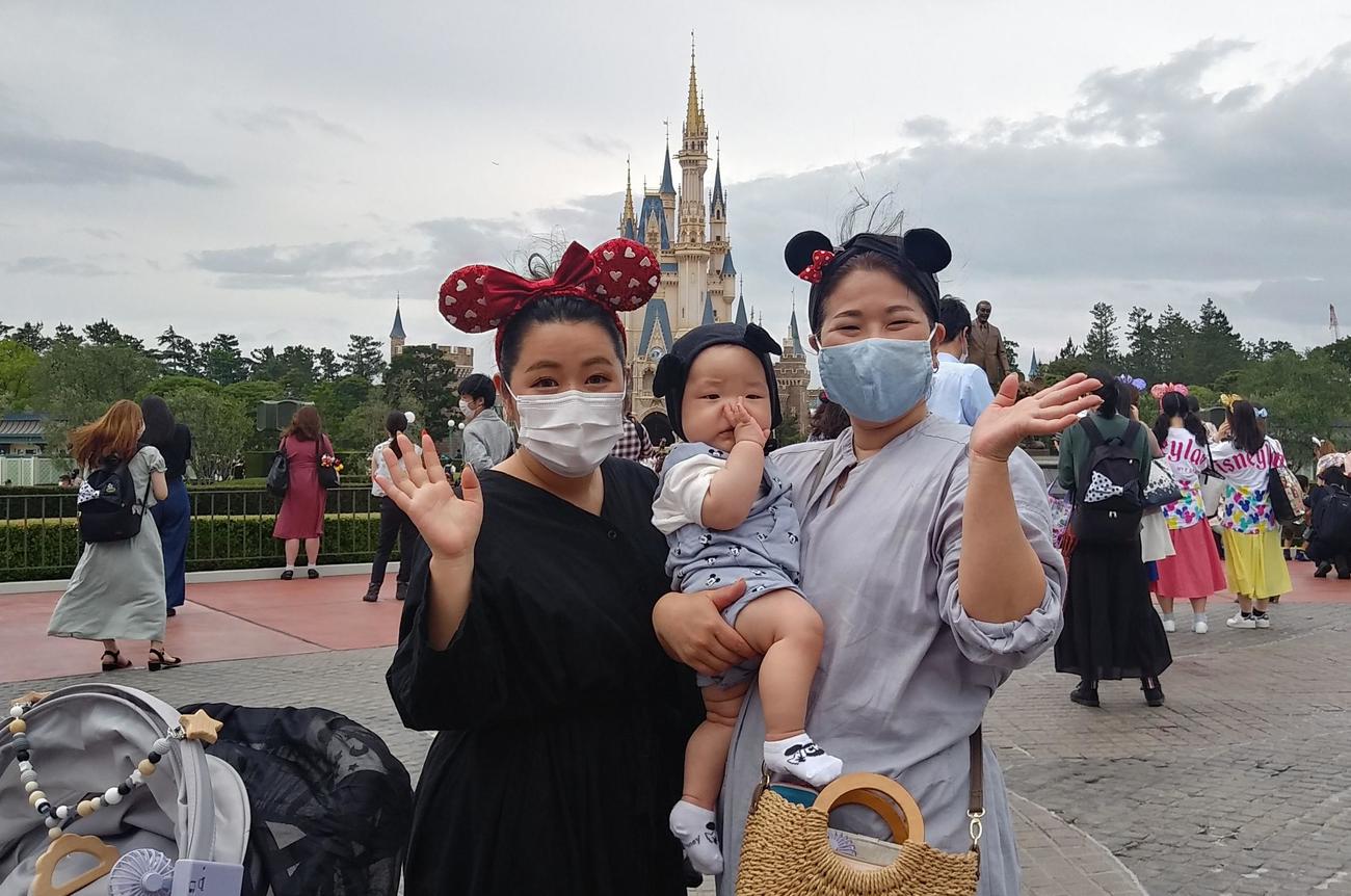 生後半年の東畑澄空（そら）ちゃんの初ディズニー。左が母沙耶香さん、右は祖母由香さん。親子三代でシンデレラ城前で記念の1枚
