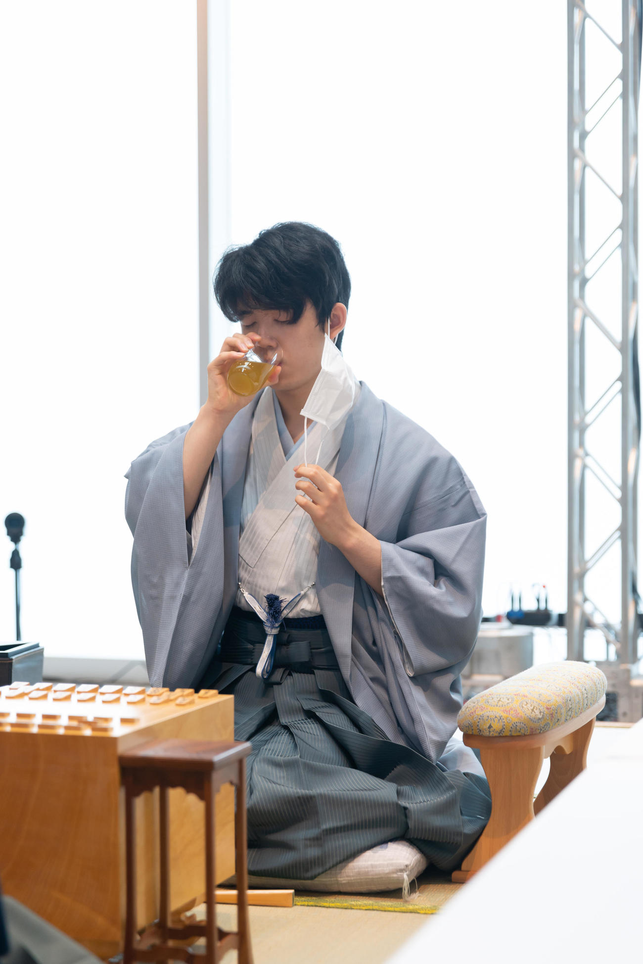 初手を指す前、お茶を一口飲む藤井聡太七段（日本将棋連盟提供）