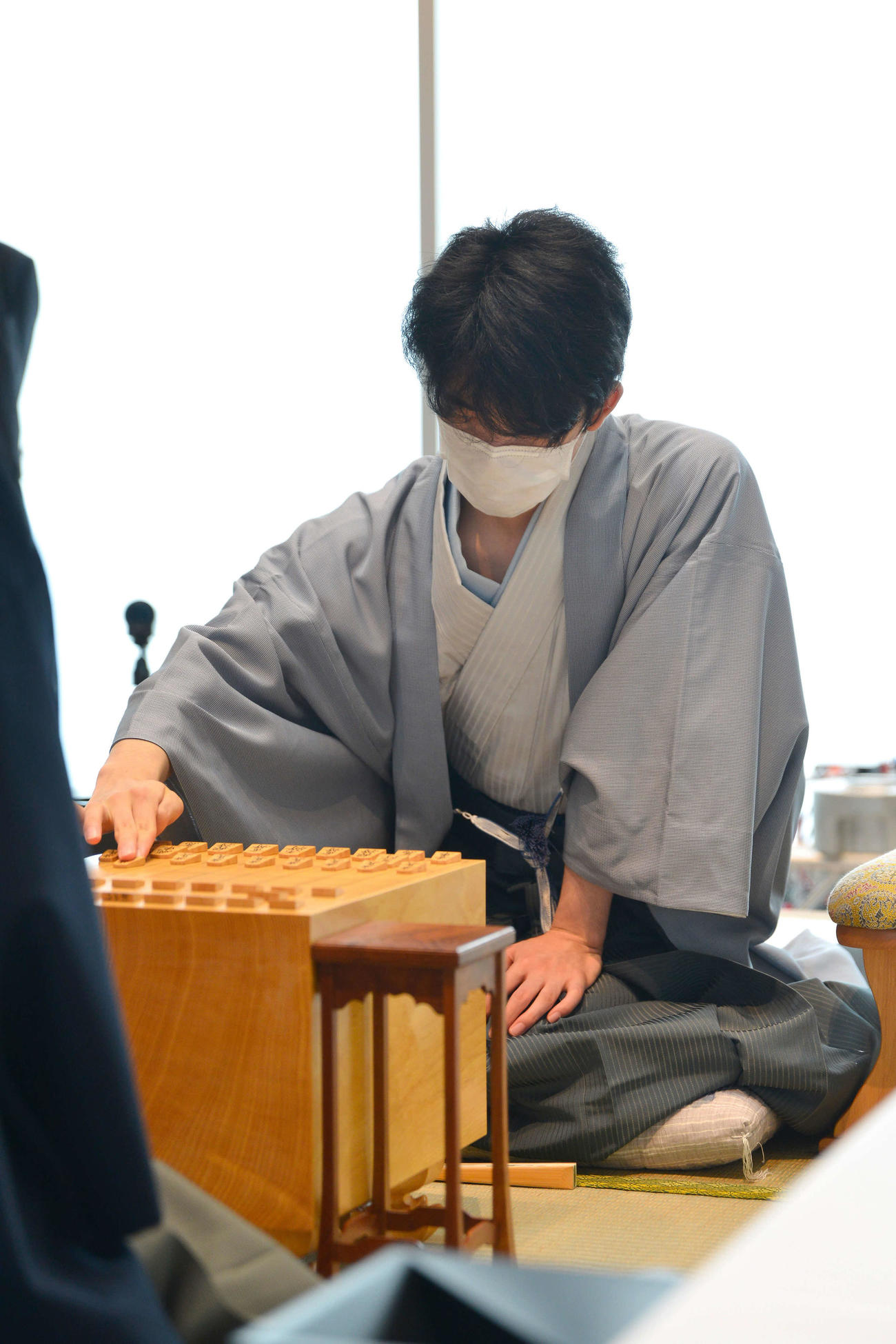 初手を指す藤井聡太七段（日本将棋連盟提供）