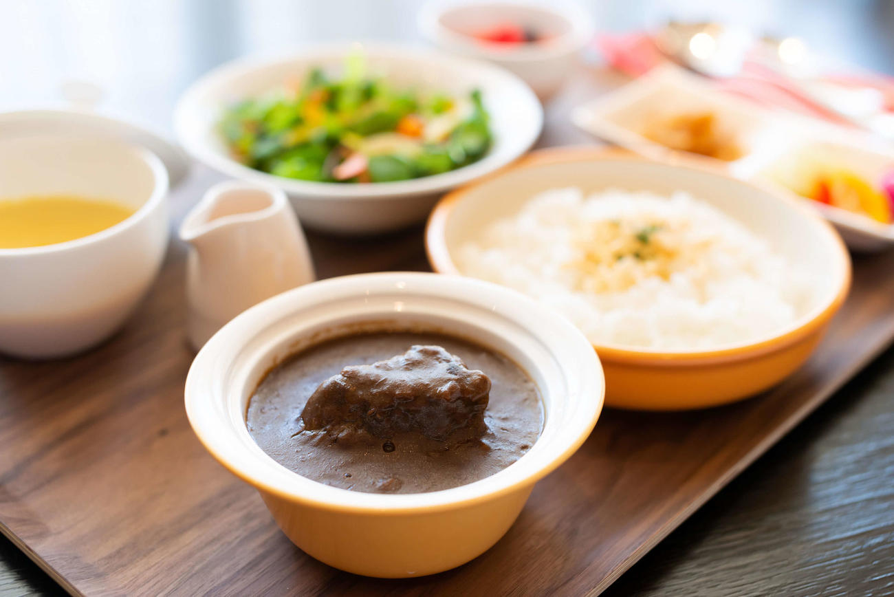 木村一基王位2日目の昼食の注文した「新城源氏和牛カレーセット」（日本将棋連盟提供）