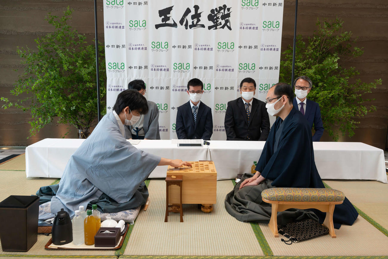 第61期王位戦第1局の2日目に臨んだ藤井聡太七段（左）、木村一基王位（日本将棋連盟提供）