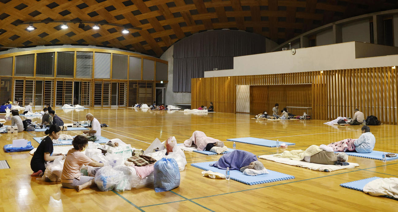 熊本県芦北町の避難所で休む人たち（共同）