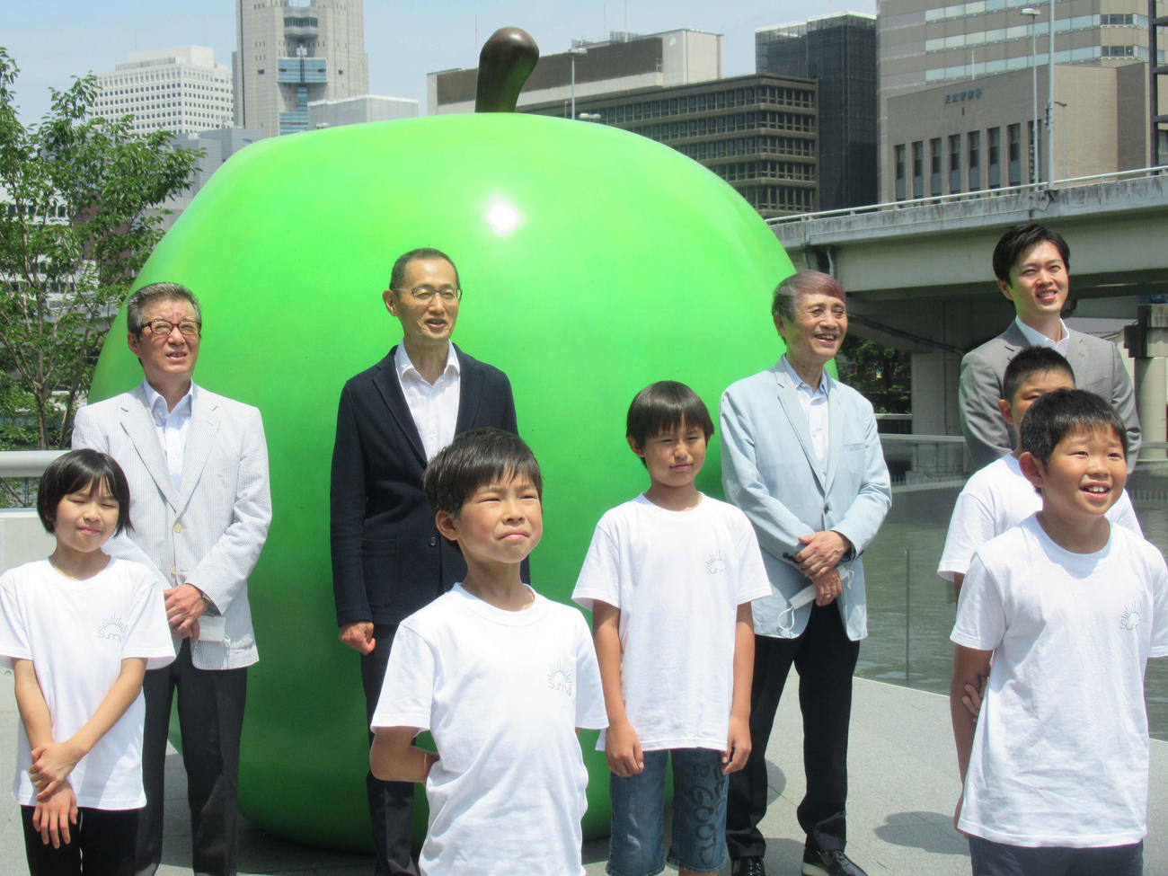 「こども本の森　中之島」の開館式に出席し、子どもたちと写真撮影を行った左から松井一郎市長、山中伸弥教授、安藤忠雄氏、吉村洋文知事（撮影・星名希実）