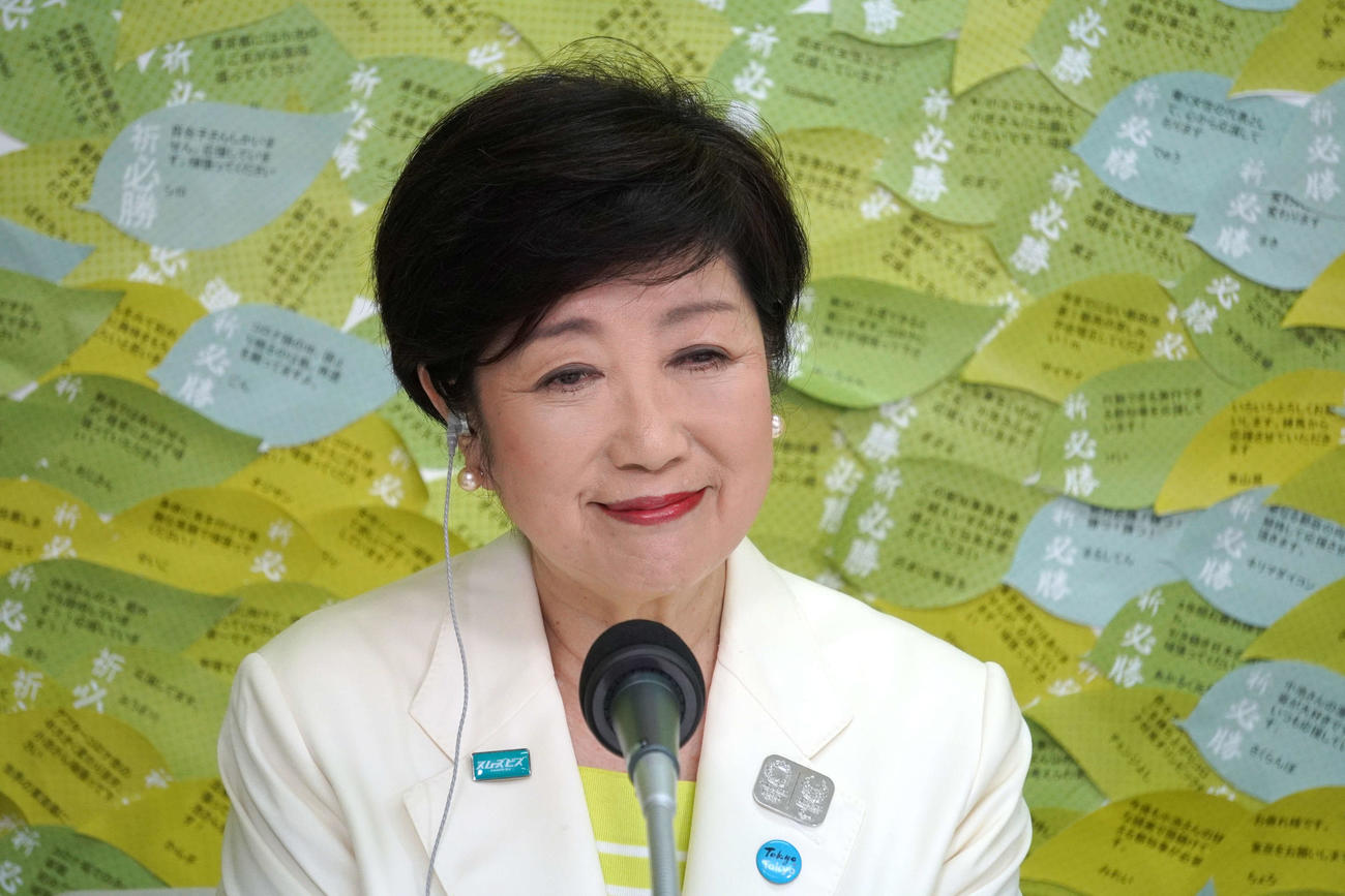 東京都知事選で再選を果たし、記者会見する小池百合子氏