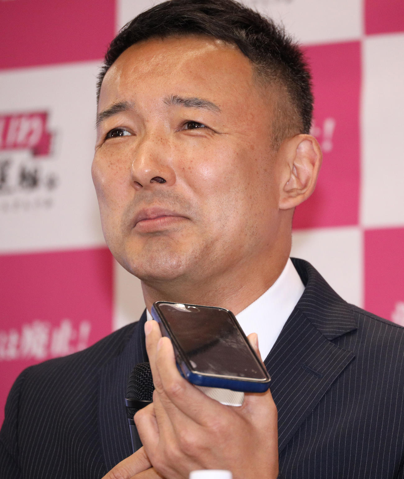 ラジオ中継で厳しい表情を見せる山本太郎氏（撮影・中島郁夫）