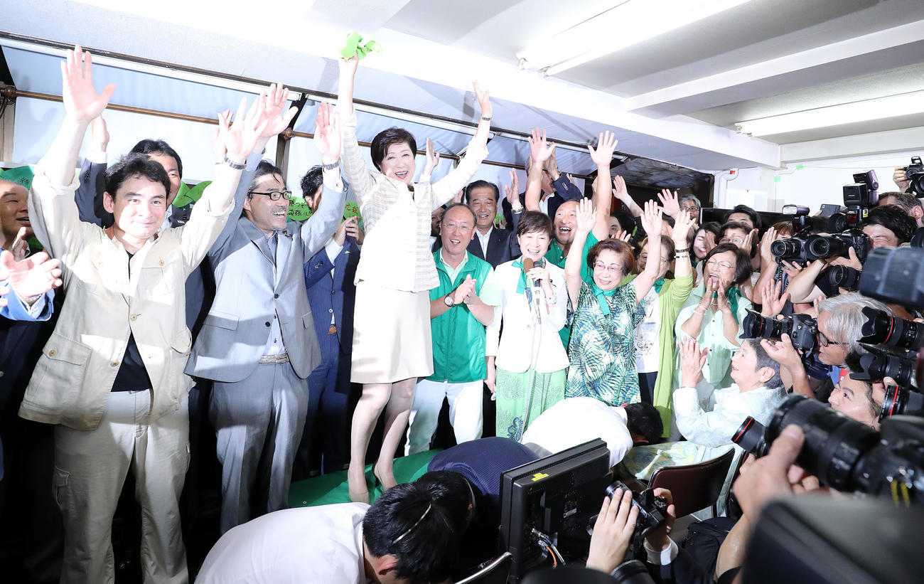 女性初の都知事誕生で笑顔で支援者とバンザイする小池百合子氏（2016年7月31日撮影）