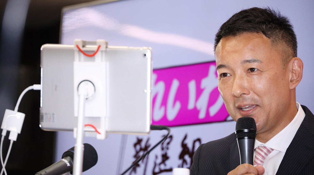 タッチパッドを使用しネットメディアに対し記者会見する山本太郎氏（撮影・中島郁夫）