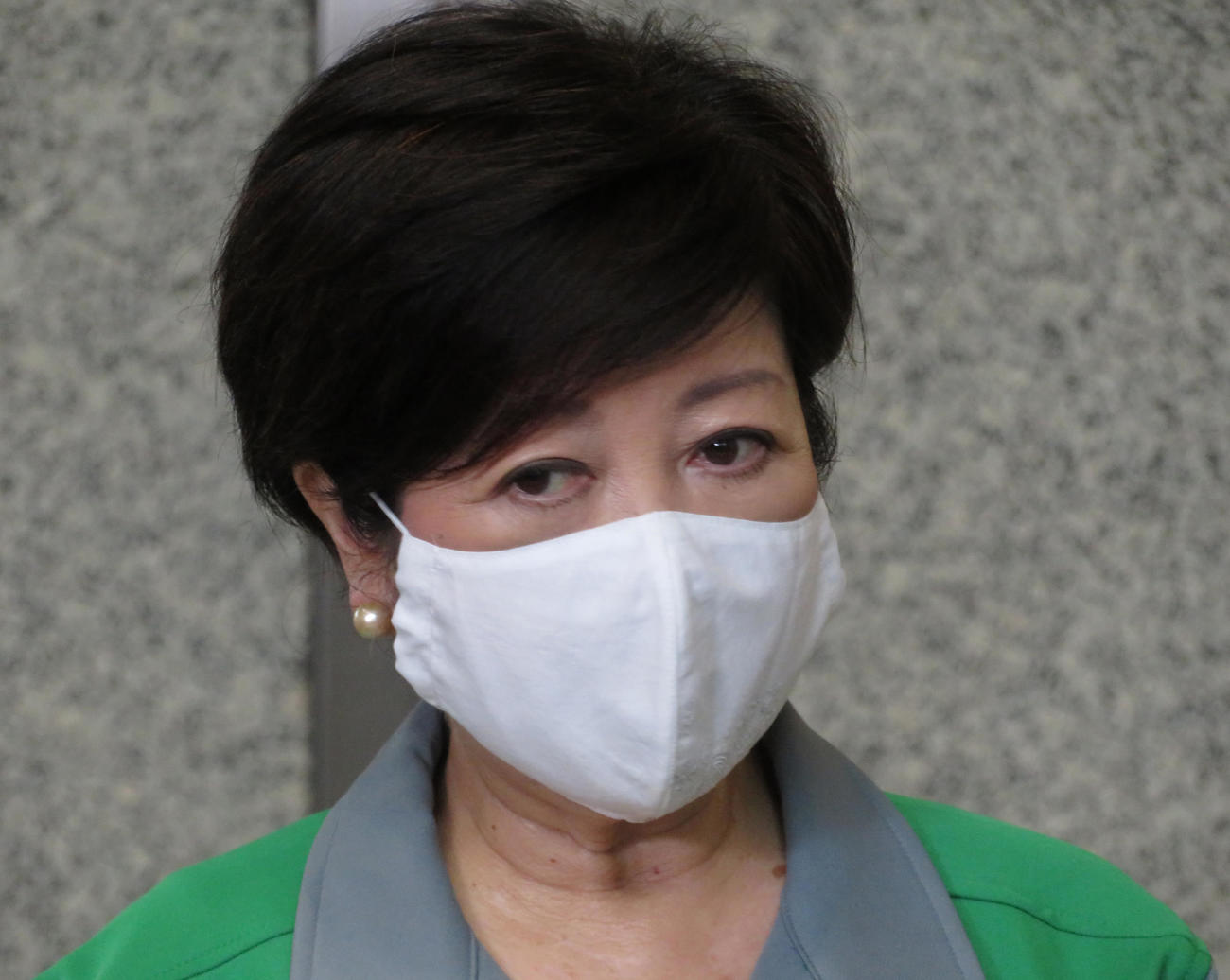 再選を果たした都知事選から一夜明け、防護服姿で登庁した小池百合子知事は、2期目の意気込みを語る（撮影・佐藤勝亮）