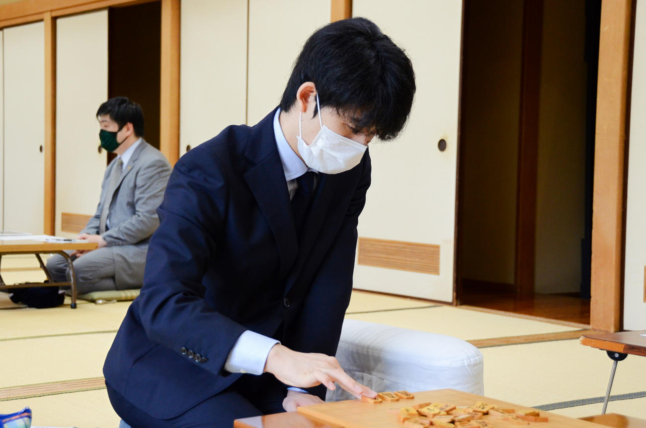 順位戦B級2組2回戦に臨んだ藤井聡太七段（日本将棋連盟提供）