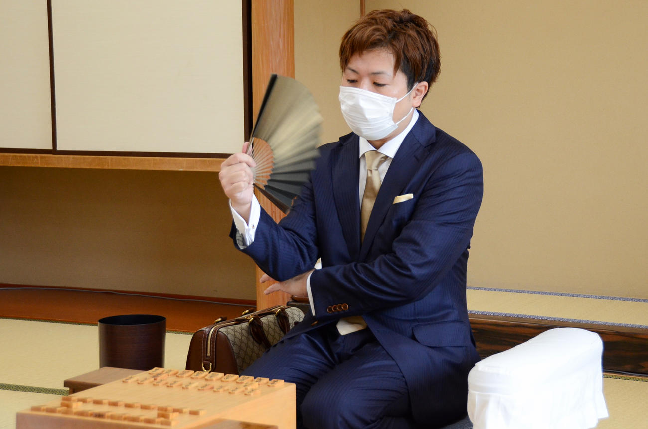 順位戦B級2組2回戦に臨んだ橋本崇載八段（日本将棋連盟提供）