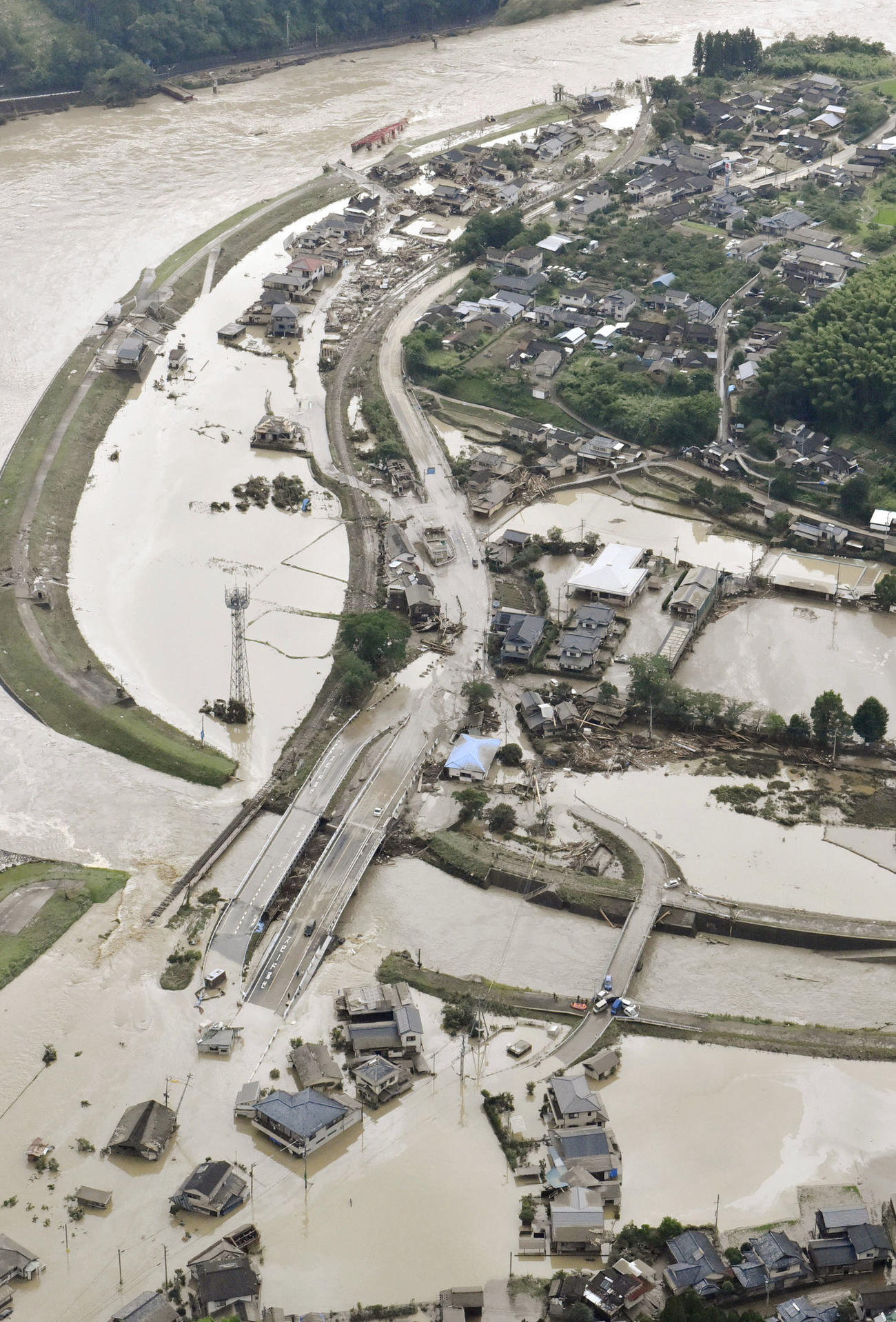 球磨川が氾濫し、浸水する熊本県球磨村の住宅地（共同）
