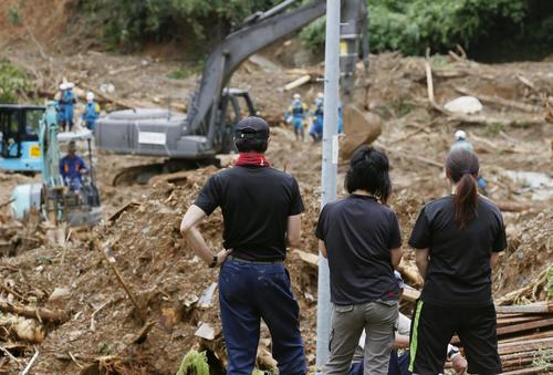 熊本県津奈木町の土砂崩れ現場の捜索活動を見守る関係者（共同）