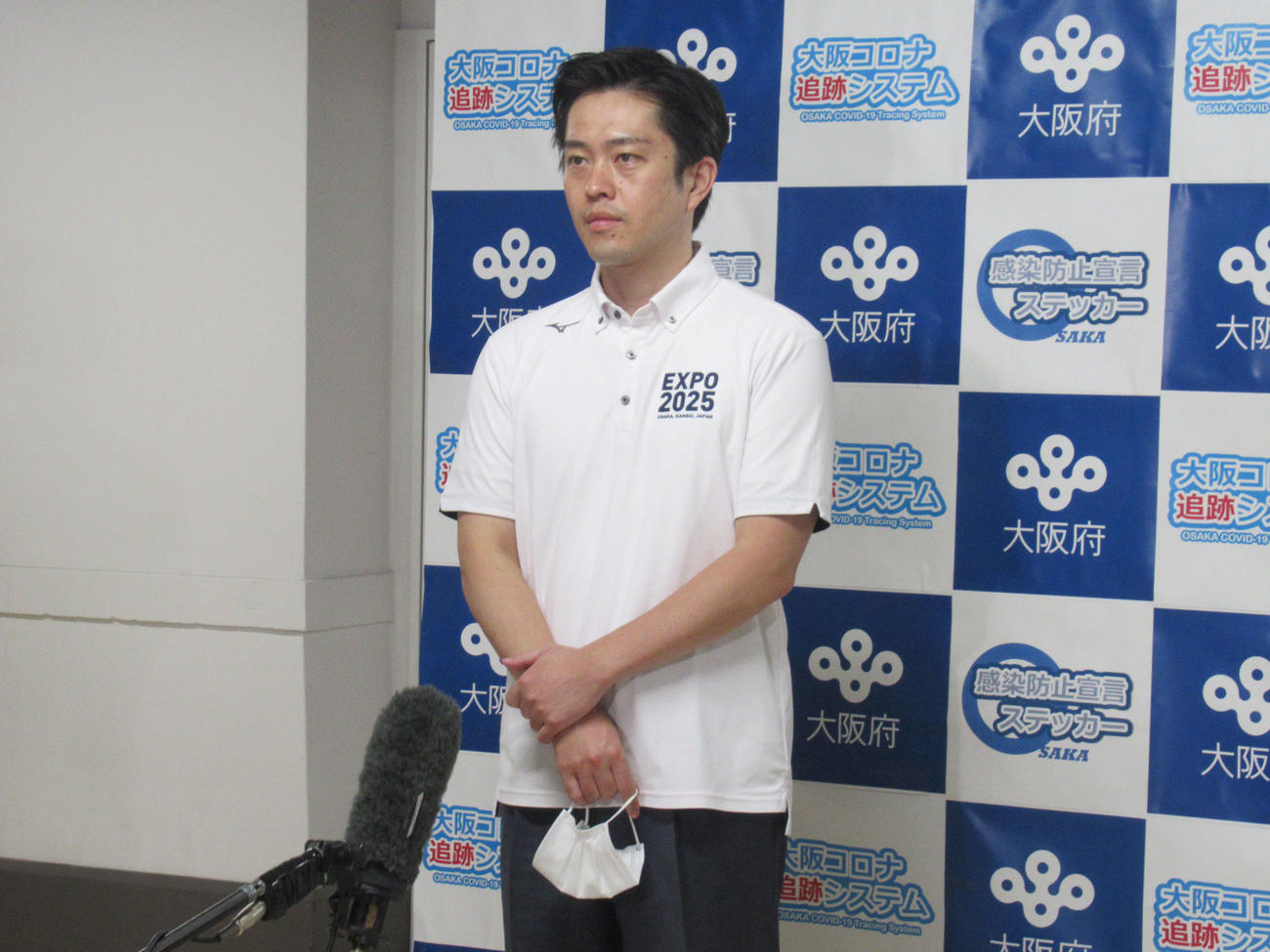 取材に応じる大阪府の吉村洋文知事（撮影・星名希実）