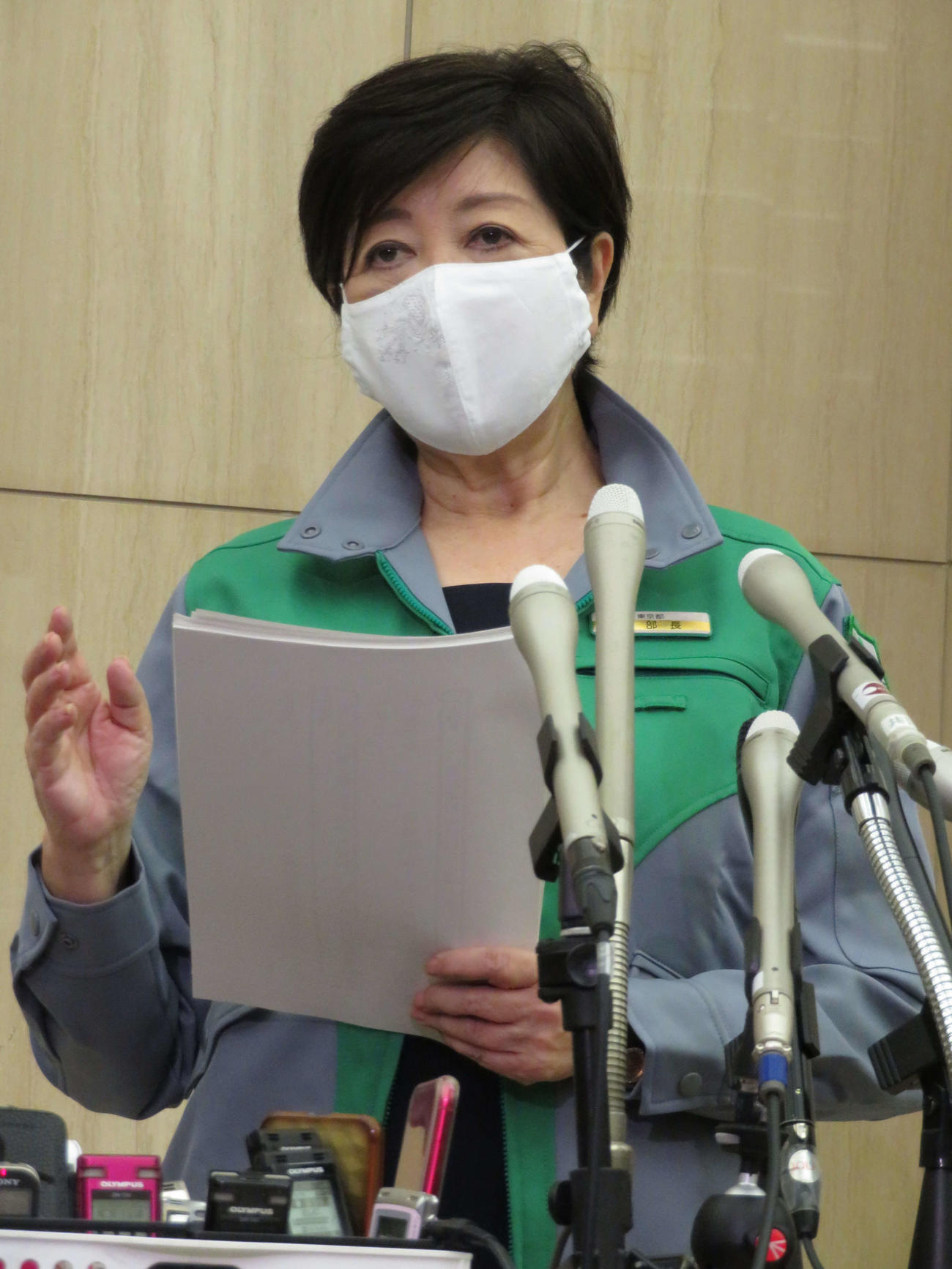 東京都新型コロナウイルス感染症対策本部会議を行った後、取材に応じる小池百合子知事（撮影・近藤由美子）