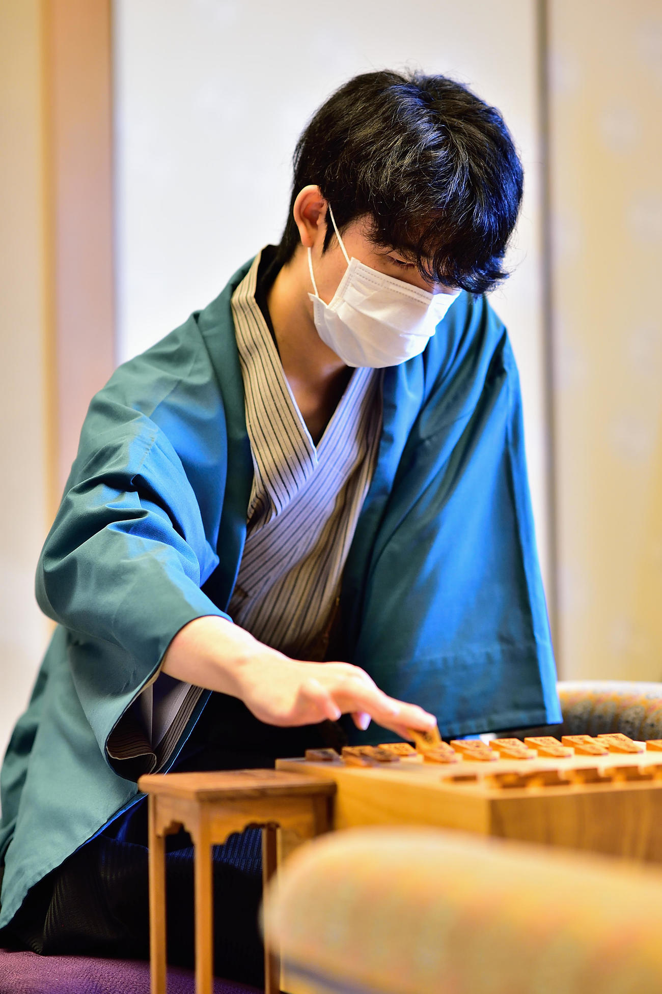 第91期棋聖戦5番勝負の第3局で初手を指す藤井聡太七段（日本将棋連盟提供）