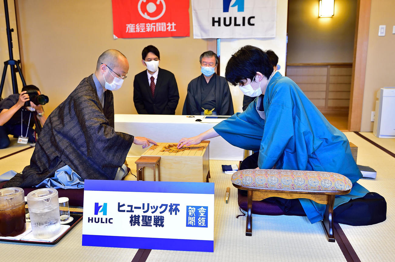 第91期棋聖戦5番勝負の第3局に臨んだ藤井聡太七段（右）、渡辺明棋聖（日本将棋連盟提供）