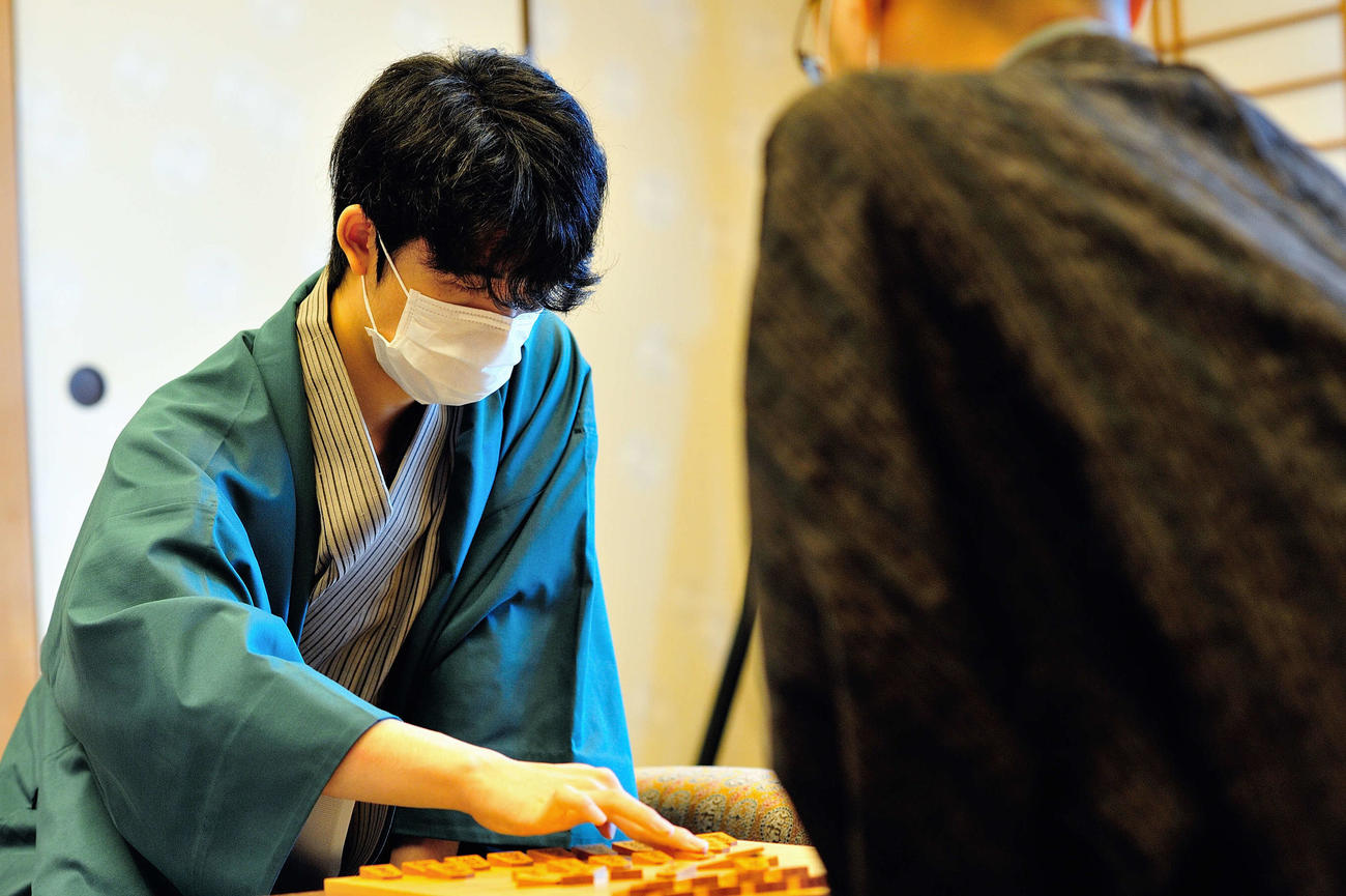第91期棋聖戦5番勝負の第3局に臨んだ藤井聡太七段（日本将棋連盟提供）