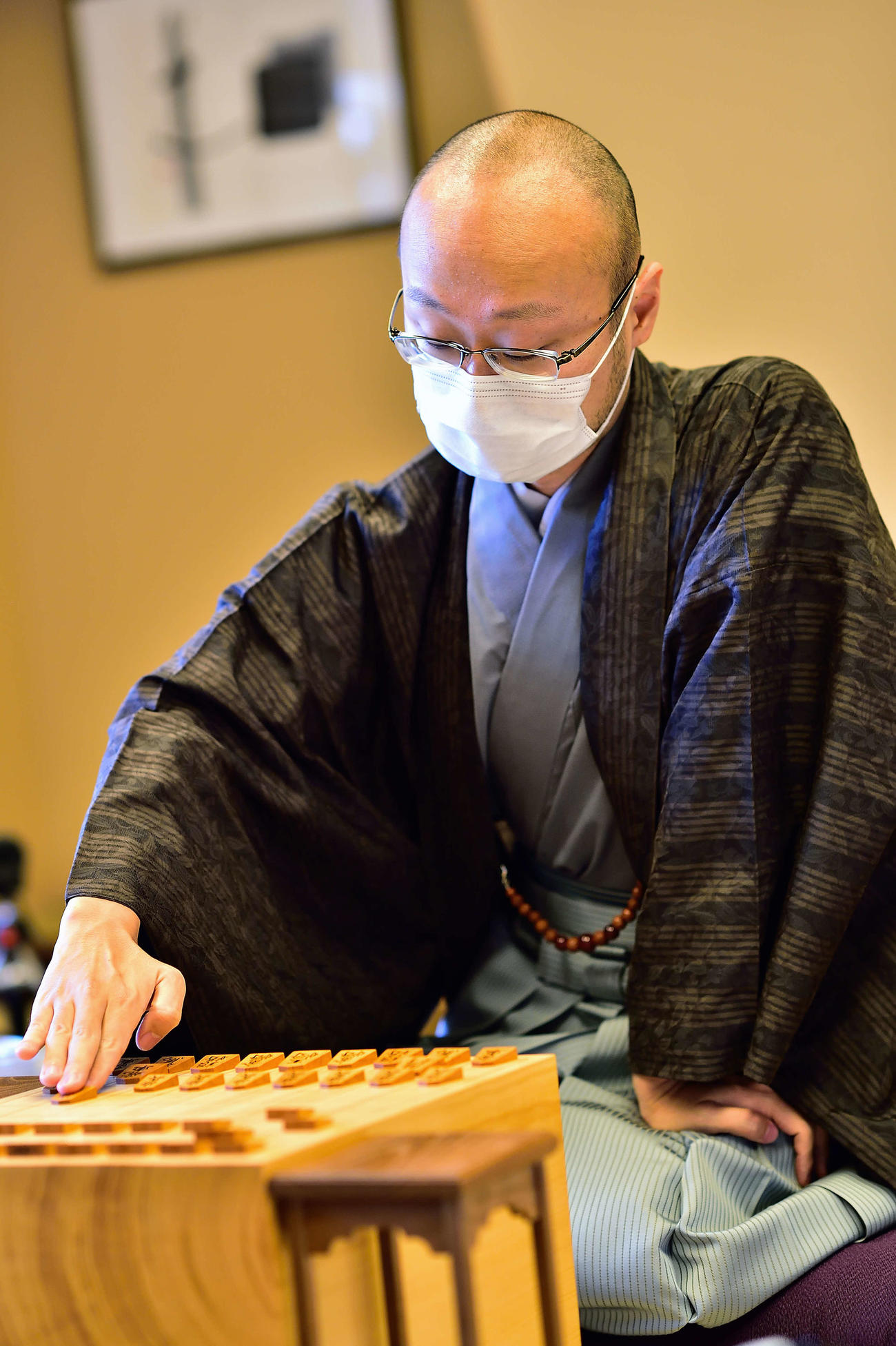 第91期棋聖戦5番勝負第3局で初手を指す渡辺明棋聖（日本将棋連盟提供）