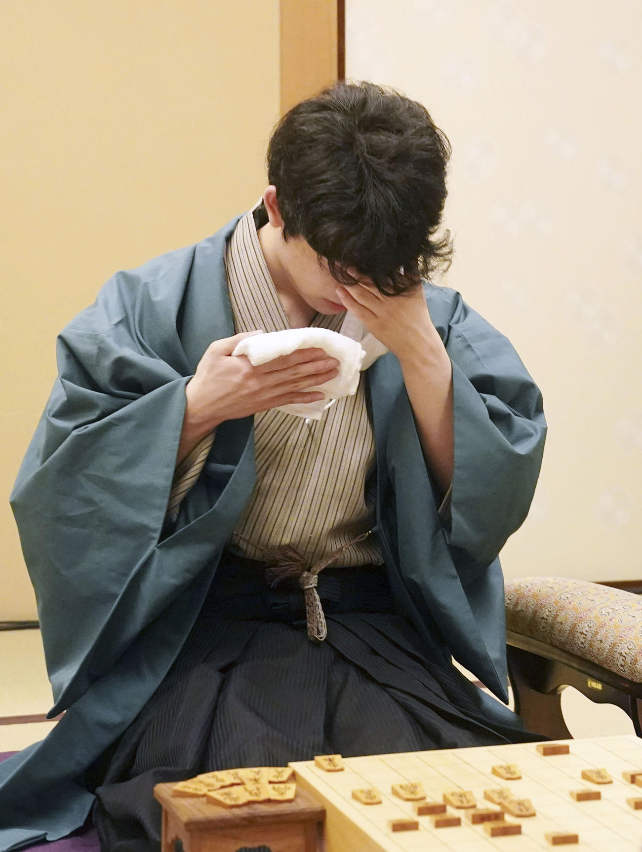 将棋の第91期棋聖戦5番勝負の第3局で渡辺明棋聖に敗れ、汗を拭う藤井聡太七段（代表撮影、共同）　