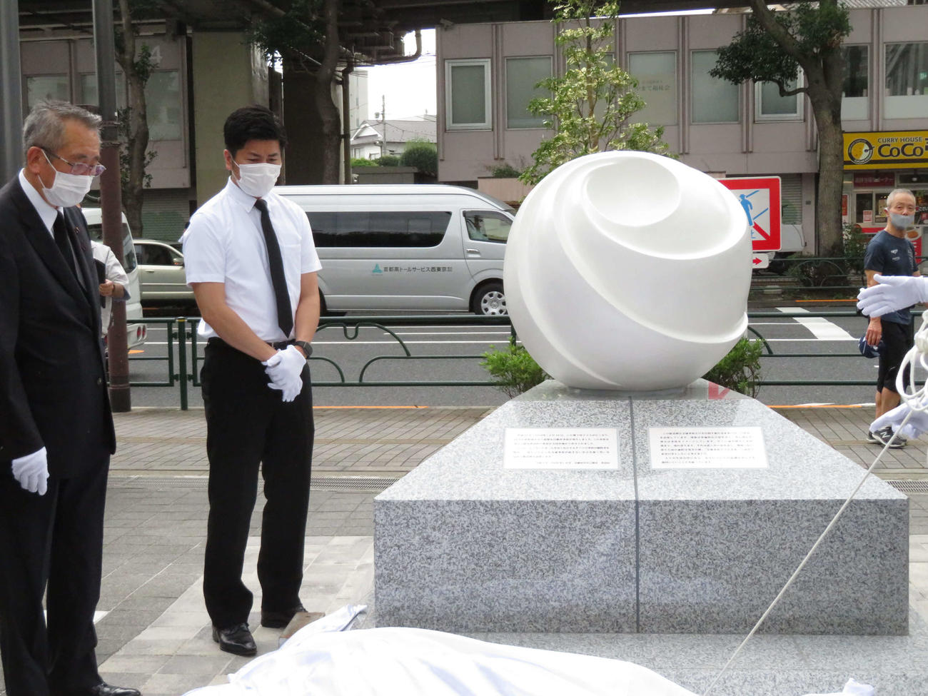 池袋で発生した乗用車暴走事故を追悼する慰霊碑を除幕した遺族の松永拓也さん（左から2人目）（撮影・村上幸将）