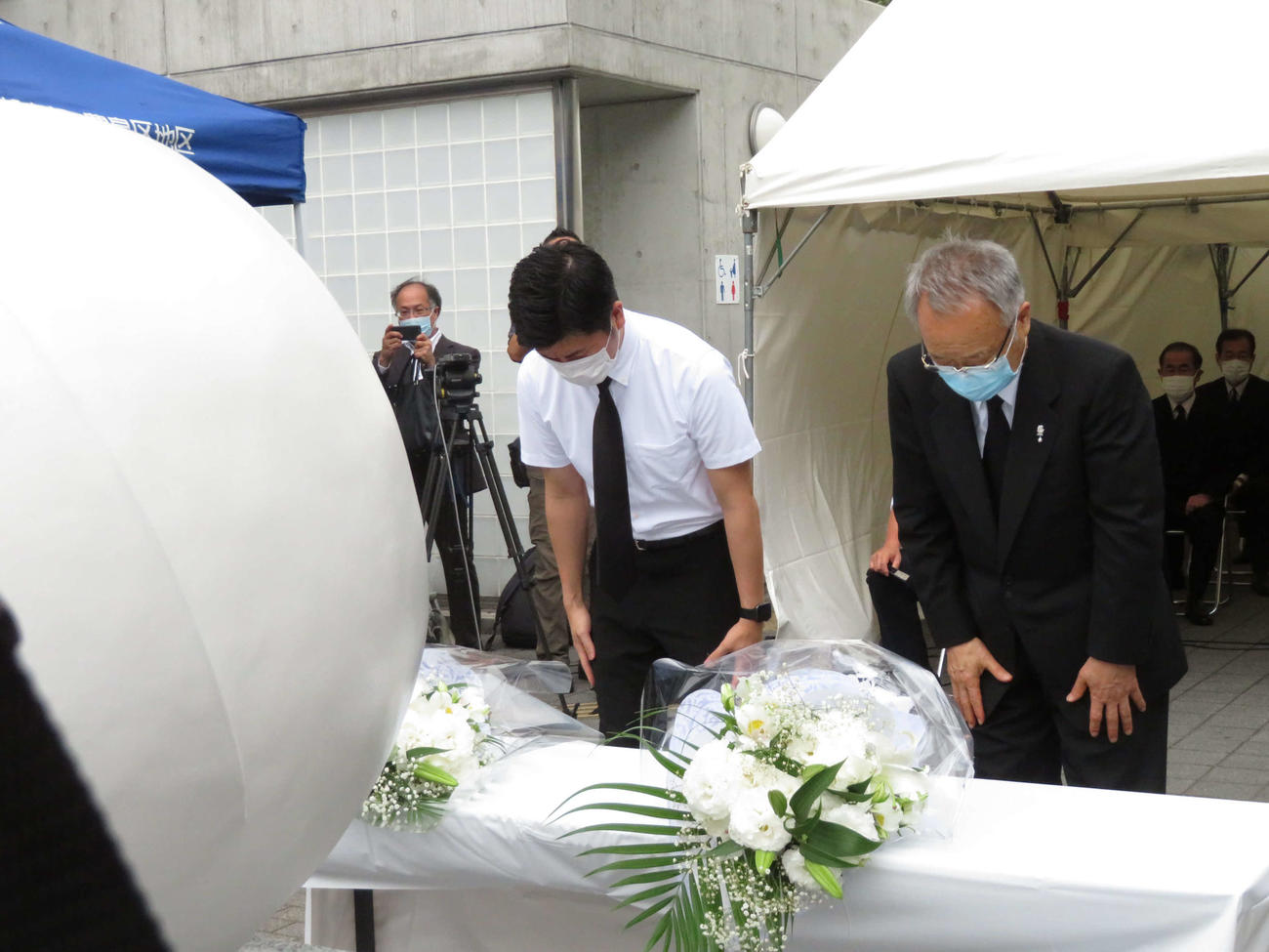 池袋で発生した乗用車暴走事故を追悼する慰霊碑に献花する遺族の松永拓也さん（中央）（撮影・村上幸将）