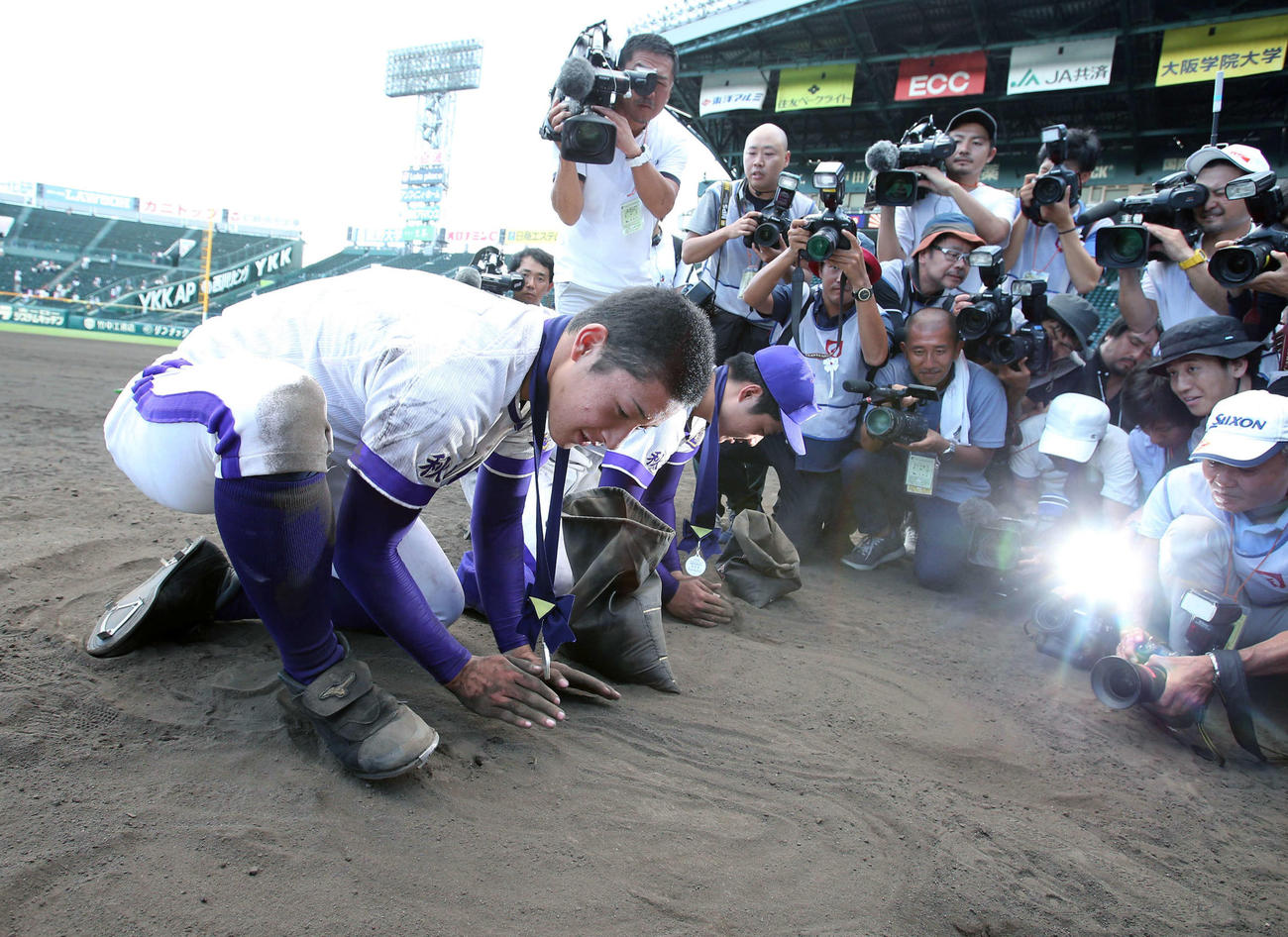 18年8月、準優勝に終わり甲子園のマウンドの土を集める金足農・吉田輝星