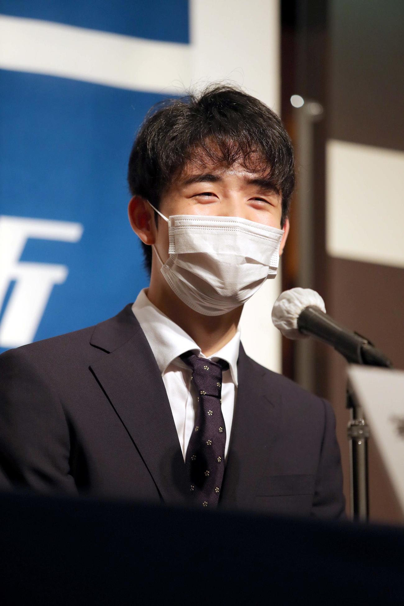 王位戦第2局を前に会見に応じる藤井七段（撮影・佐藤翔太）