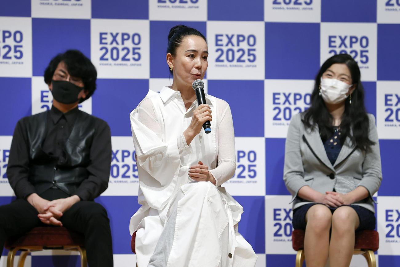 2025年大阪・関西万博のプロデューサーに就任し、報道陣の質問に答える映画監督の河瀬直美氏（中央）（共同）