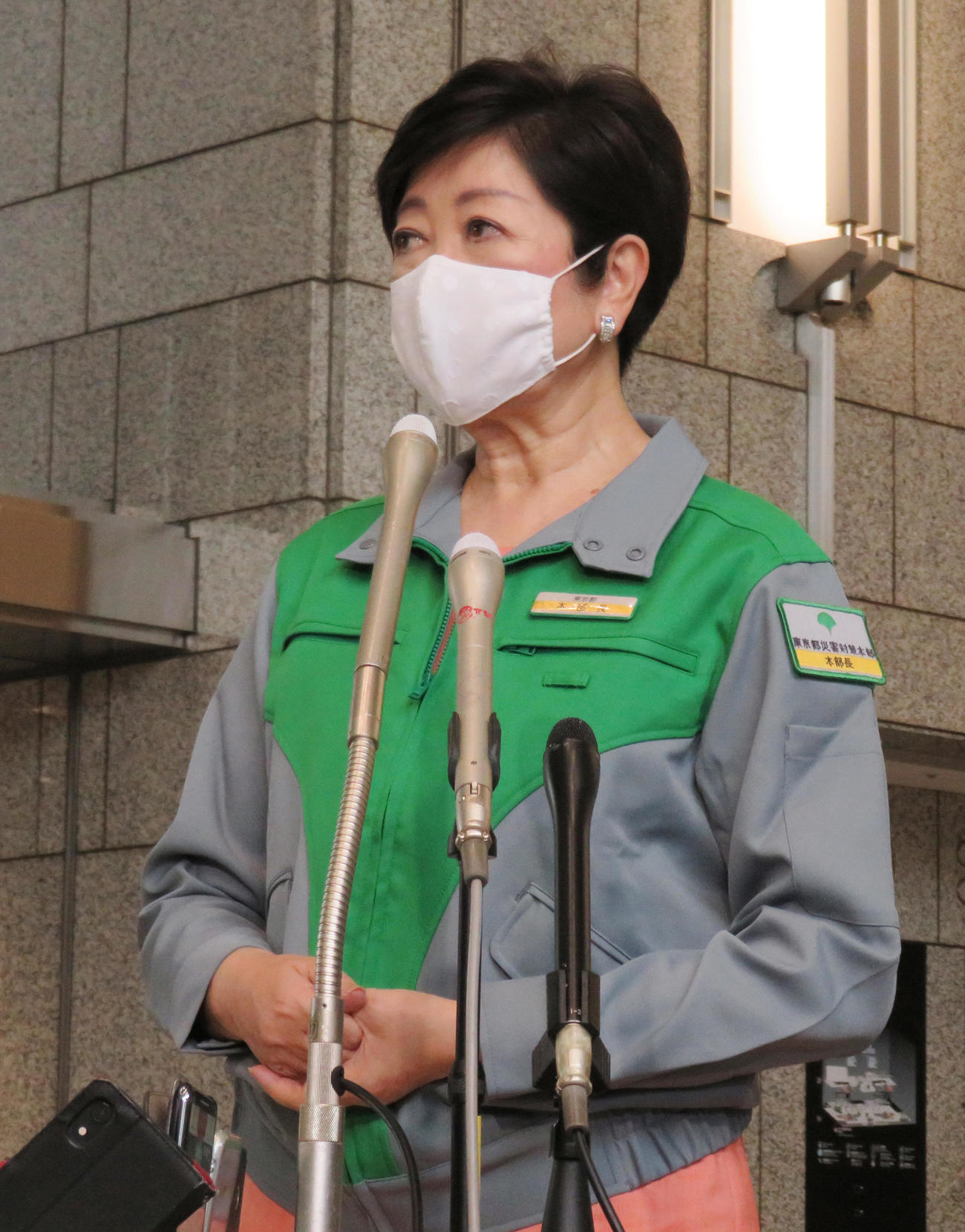 退庁時に報道陣の取材に応じた、東京都の小池百合子知事（撮影・佐藤勝亮）