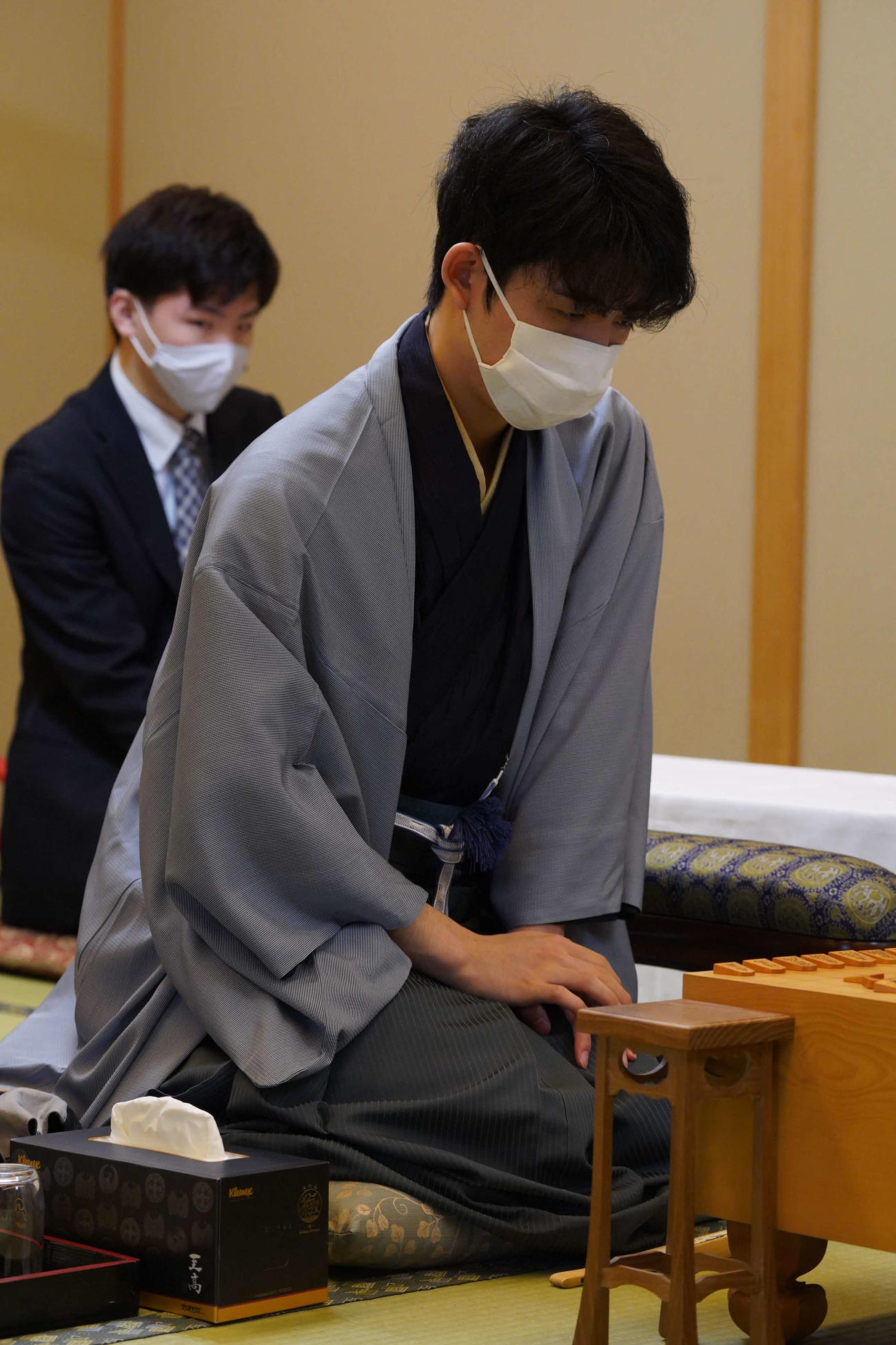 第61期王位戦7番勝負第2局の対局開始を待つ藤井聡太七段（日本将棋連盟提供）