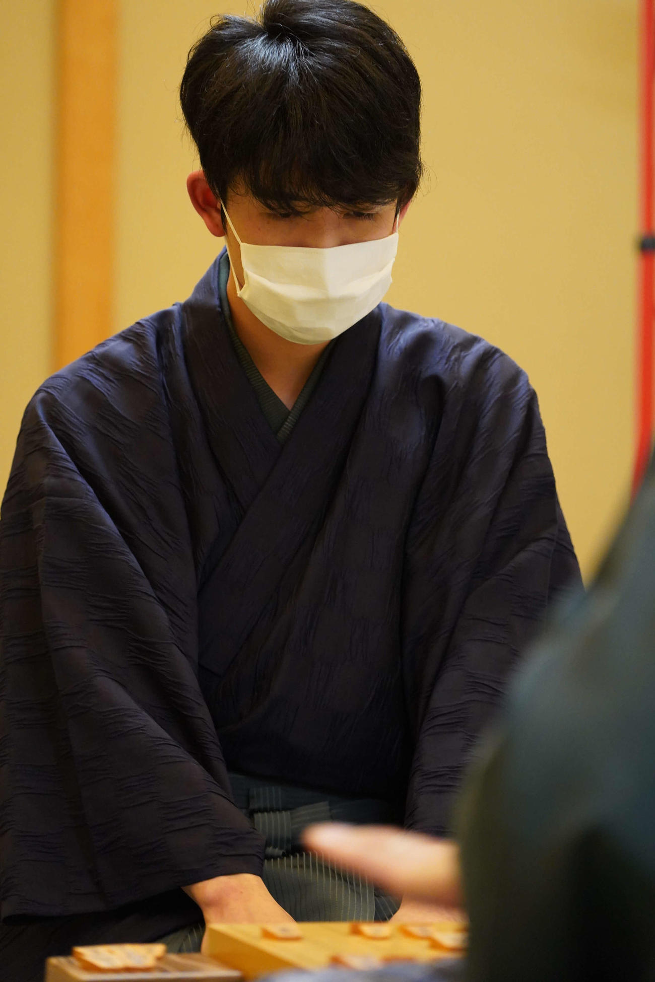 第61期王位戦7番勝負の第2局の勝利後、感想戦を行う藤井聡太七段（日本将棋連盟提供）