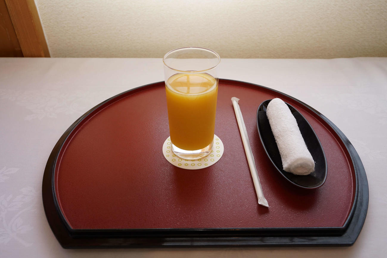 2日目午後の藤井七段のおやつはオレンジジュース（日本将棋連盟提供）