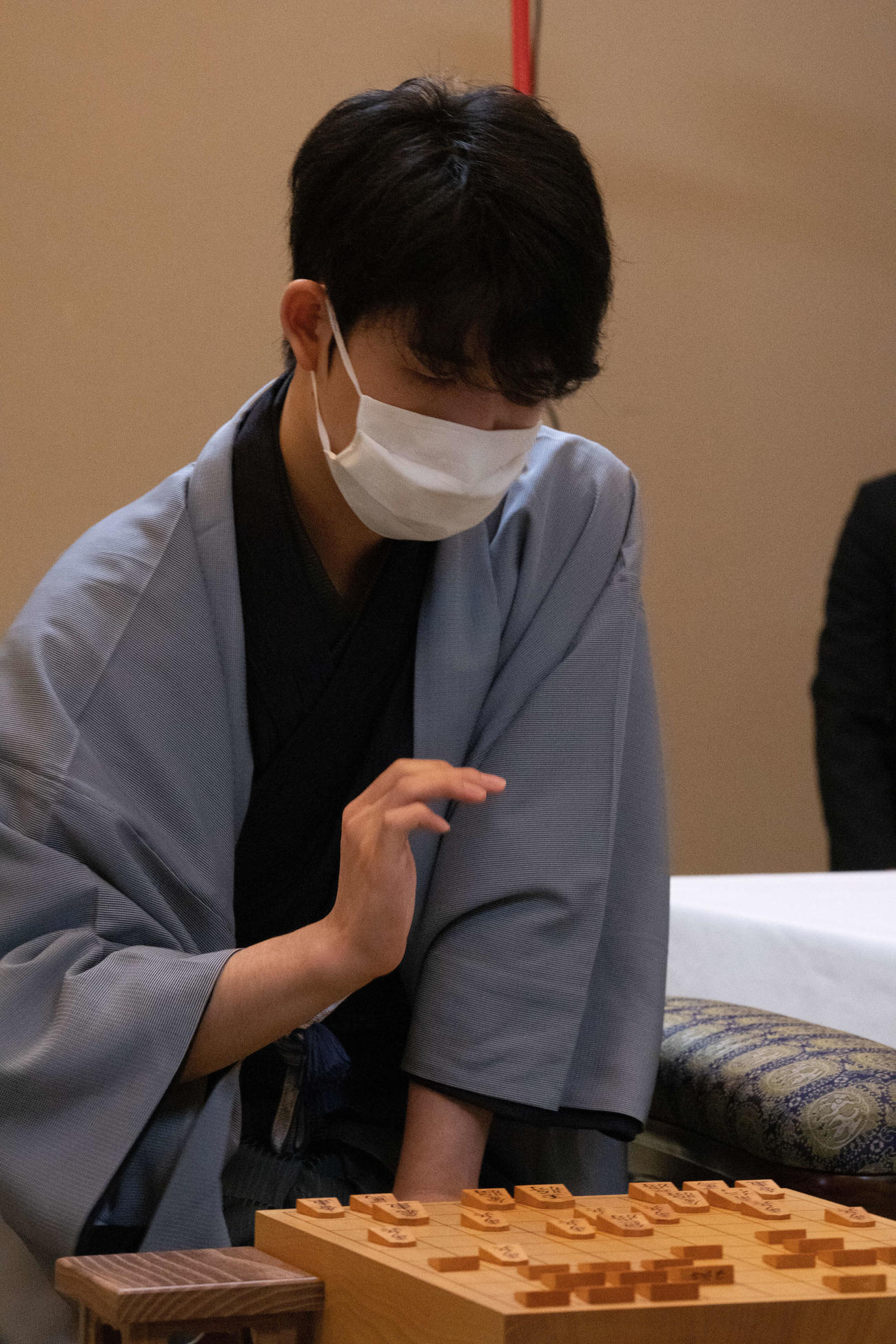 封じ手となった後手8六歩を指した後の藤井聡太七段（日本将棋連盟提供）