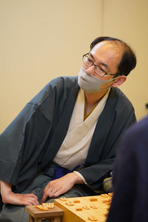 第61期王位戦7番勝負の第2局に敗れ、感想戦を行う木村一基王位（日本将棋連盟提供）