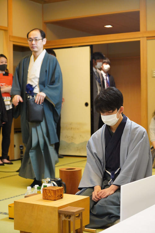先に着座していた藤井聡太七段（右）と後から入室してきた木村一基王位（左、日本将棋連盟提供）