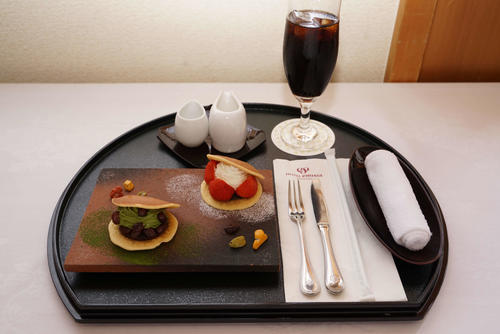 藤井七段の2日目午前のおやつがアイスコーヒーとミニクリームどら焼き（日本将棋連盟提供）
