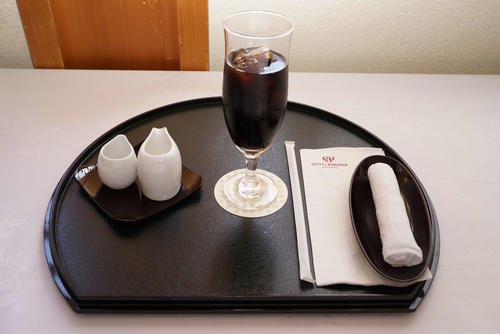 木村王位の2日目午前のおやつはアイスコーヒー（日本将棋連盟提供）