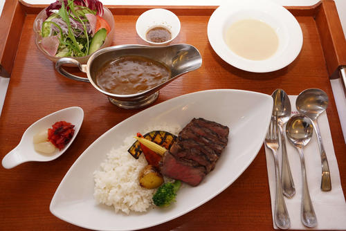 藤井七段の2日目の昼食はビーフステーキカレーセットランチ（日本将棋連盟提供）